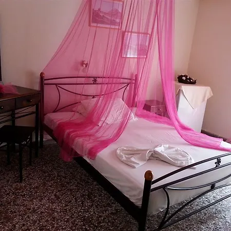 Hotel Livadaros 3*